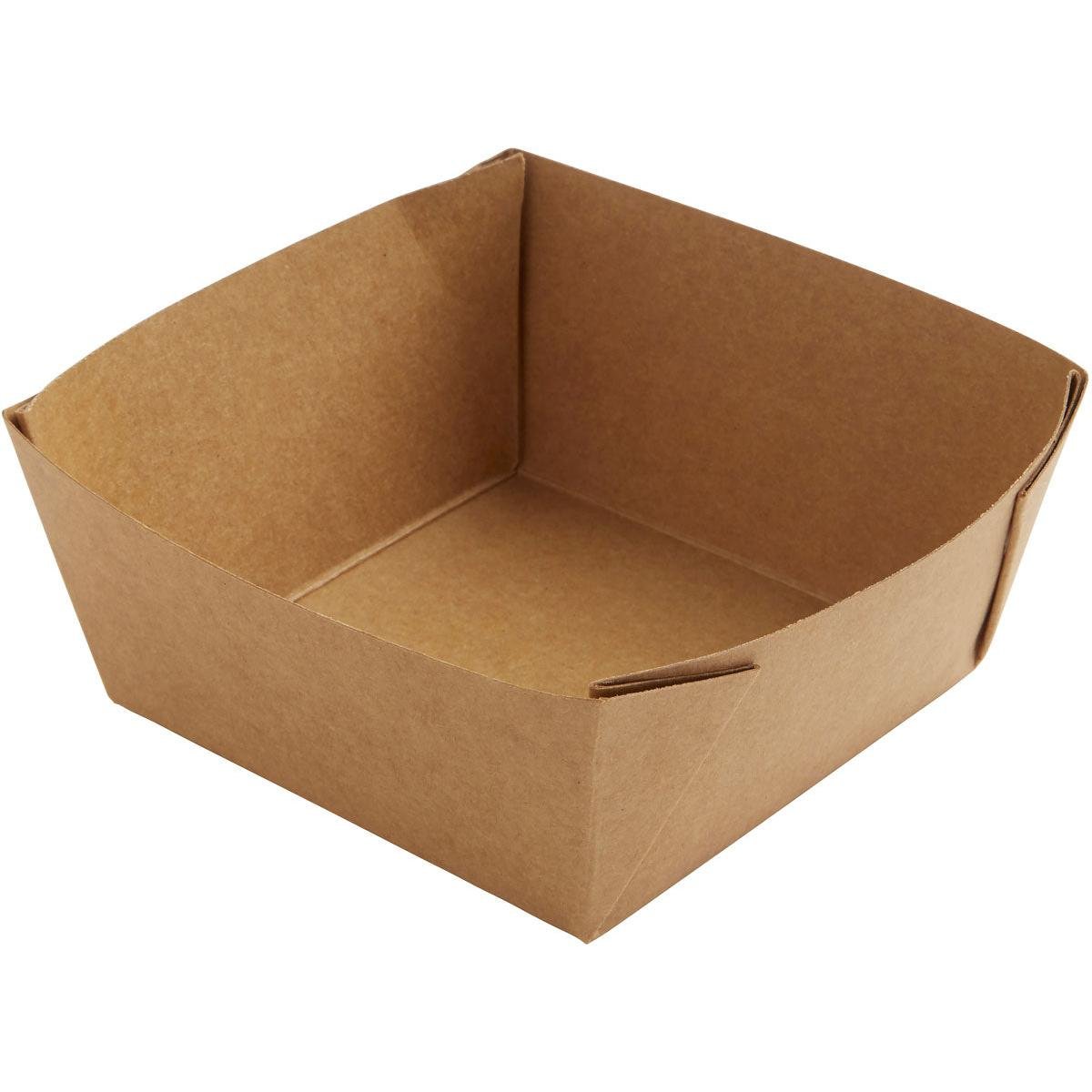 Une boîte basse Viking Cube écologique de Duni GmbH, carton brun/PE, 113x113x50 mm, plateau alimentaire (paquet de 300 pièces), avec coins repliés, vue en biais de dessus - idéale comme solution d'emballage durable.