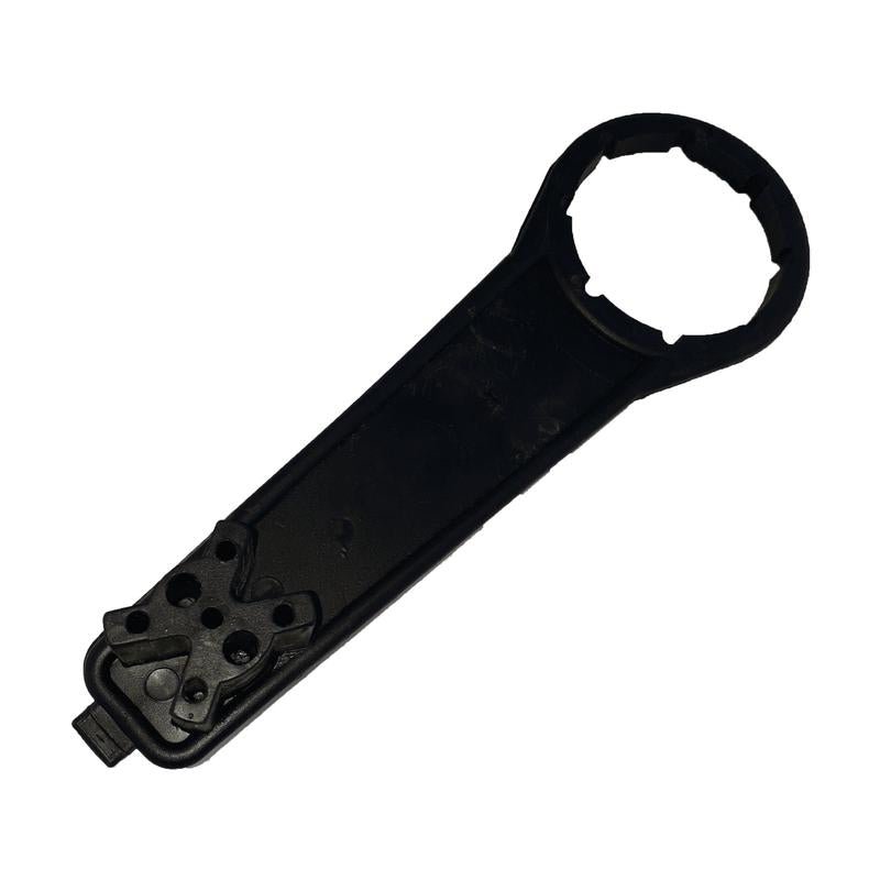 La clé pour fût à anneau L de Diversey Deutschland GmbH & Co. OHG est un outil en plastique noir avec une extrémité ronde et crantée et une poignée plate, idéal pour serrer ou desserrer les couvercles de fût à anneau L (1 pièce par paquet).