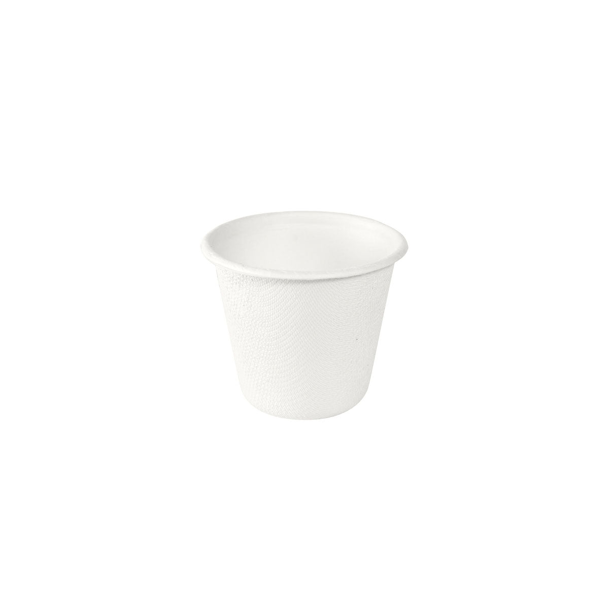 Ein kleiner weißer Duni GmbH Dressingbecher 85ml aus Bagasse (65x65x53mm), biologisch abbaubar und kompostierbar, auf weißem Hintergrund; Packung: 150 Stück.
