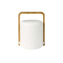 Le bougeoir LED en bambou de Duni GmbH - Décorateur de table élégant (1 pièce) est une lampe cylindrique blanche avec une tête arrondie et une poignée en bambou rectangulaire de chaque côté, présentée sur un fond blanc uni.