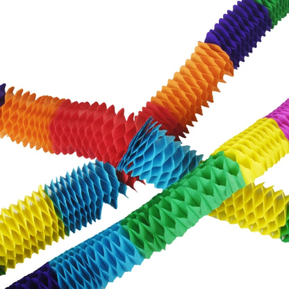 Die PAPSTAR 4 Girlanden der PAPSTAR GmbH sind strukturierte, ziehharmonikaartige Papiergirlanden in Rot, Orange, Gelb, Grün, Blau und Lila. Diagonal ineinander verschlungen auf weißem Untergrund sind sie wiederverwendbar und verleihen jeder Feier eine festliche Note.