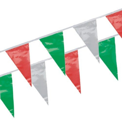 La PAPSTAR guirlande de fanions, film résistant aux intempéries de la PAPSTAR GmbH se compose de deux rangées de fanions triangulaires brillants en rouge, blanc et vert - résistant aux intempéries et idéal pour les fêtes de jardin ou les événements en plein air avec un motif changeant.