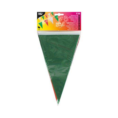La PAPSTAR guirlande de fanions, film résistant aux intempéries de la PAPSTAR GmbH est une guirlande de fanions triangulaires verts en plastique de 4 m de long, idéale pour les événements en plein air et les fêtes de jardin. La livraison se fait dans un emballage transparent avec une étiquette colorée avec des motifs de fanions et des graphiques de fête.