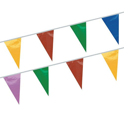 Deux guirlandes de fanions de la PAPSTAR GmbH en jaune, rouge, vert, bleu et violet pendent dans un motif répétitif. Fabriquées en film résistant aux intempéries, elles sont parfaites pour les événements en plein air.