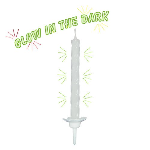 Une PAPSTAR bougie avec support 6 cm, Glow in the Dark (10 pièces, PAPSTAR GmbH) se tient debout. Au-dessus, l'inscription "Glow in the Dark" en vert néon est mise en valeur avec des accents de starburst colorés.