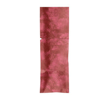 Un seul SACCHETTO refermable 250x85 mm bordeaux de Duni GmbH, d'un paquet de 100 pièces, est montré sur un fond blanc avec un tissu texturé rouge-rose et une couture horizontale près du centre supérieur.