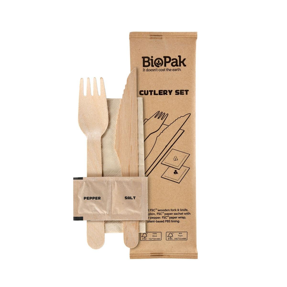 Le set de couverts 5/1 de Duni GmbH est composé d'une fourchette et d'un couteau en bois ciré naturel, d'une serviette, de sel et de poivre dans un emballage recyclable - une solution de couverts jetables écologique. Chaque paquet contient 250 sets.