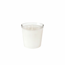 Die Duni GmbH Nachfülleinheit Switch&Shine, 6er Set, weiß - Hochwertige Reinigung - zeigt eine weiße Kerze in einem klaren Glashalter mit einem unverbrannten Docht. Umweltfreundlicher, langanhaltender Duft, ideal als Nachfüller für jeden Raum. Die Packung enthält 6 Stück.