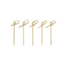 Quarante PAPSTAR 40 pics à fingerfood « pure » de PAPSTAR GmbH en bambou avec des extrémités pointues et des nœuds enroulés sont disposés de manière ordonnée et uniforme à la verticale sur un fond blanc simple, idéal pour servir des fingerfoods.