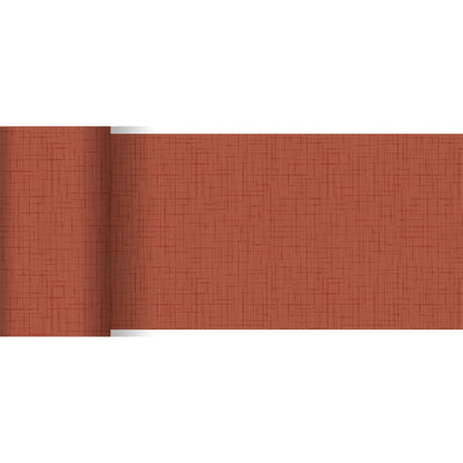 Le chemin de table Dunicel de Duni GmbH (20 m x 15 cm) présente un motif de hachures croisées texturées en rouille atténuée ou en terre cuite, partiellement déroulé sur fond blanc - idéal comme décoration de table.