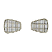 Zwei identische, beigefarbene, gitterförmige Filterabdeckungen aus Kunststoff, die mit der 3M™ Filterpatrone 6059 ABEK1-Kombinationsfilter (1 Paar/Packung) von 3M Deutschland GmbH kompatibel sind, sind nebeneinander vor einem weißen Hintergrund platziert.