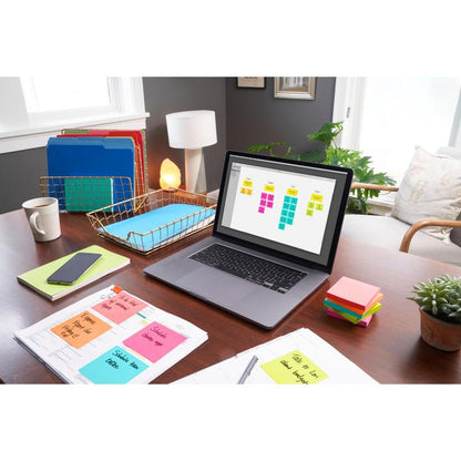 Un bureau à domicile bien rangé avec un ordinateur portable et un calendrier numérique, des dossiers colorés, un smartphone, des carnets, des Post-it® Notes de la collection Poptimistic de 3M Deutschland GmbH (38 mm x 51 mm), un stylo, une petite plante et une lampe à la lumière du jour.
