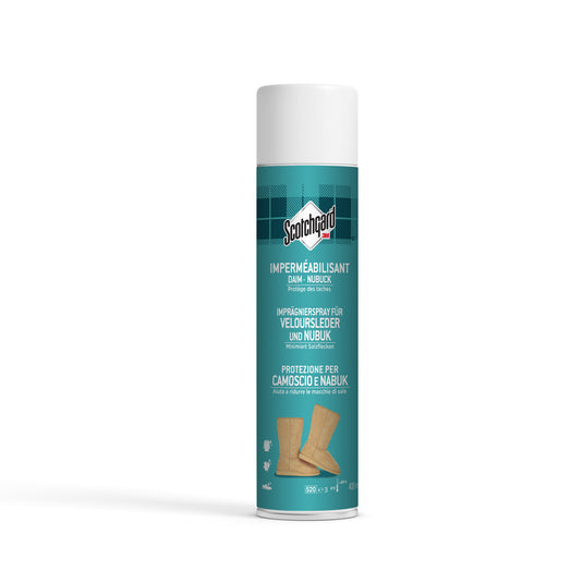 Une bombe aérosol blanche de 400 ml de la société 3M Deutschland GmbH Scotchgard™ Spray imperméabilisant pour daim et nubuck est placée verticalement devant un fond blanc, l'étiquette FR/DE/IT montre une image de chaussures en daim.