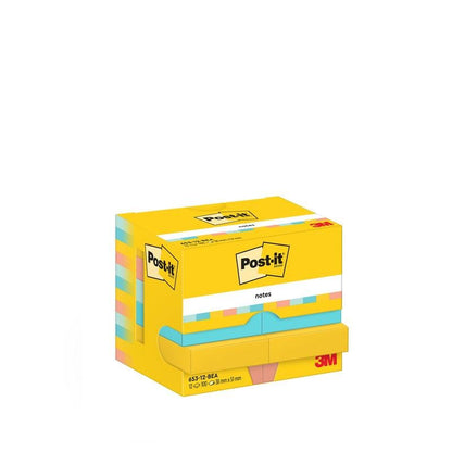 Une boîte jaune de Notes Post-it®, Beachside Collection (38x51mm, 100 feuilles/bloc, 12 blocs/paquet) de 3M Deutschland GmbH avec le logo Post-it et les informations sur le produit sur fond blanc; emballage en carton, certifié PEFC à 100%.