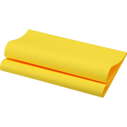Une serviette Bio-Dunisoft jaune pliée (40 x 40 cm, 1/4 pli) de Duni GmbH, fabriquée à partir de matériaux biodégradables, est placée devant un fond blanc simple.