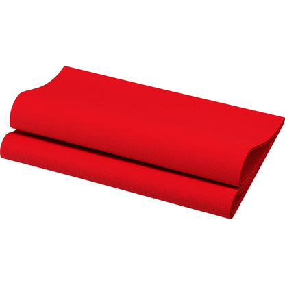 La serviette Bio-Dunisoft rouge 40 x 40 cm 1/4 pli de Duni GmbH est soigneusement pliée en deux sur fond blanc et a une surface texturée.
