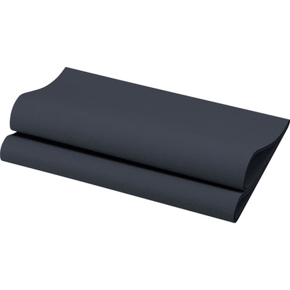 Les serviettes Bio-Dunisoft 40 x 40 cm 1/4 pli de Duni GmbH, ici partiellement pliées sur fond blanc, allient confort et style - idéales pour ceux qui recherchent des produits biodégradables pour un usage quotidien.