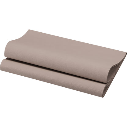 Une serviette Bio-Dunisoft taupe pliée 40 x 40 cm 1/4 pli de Duni GmbH apporte une touche luxueuse à la table, élégamment présentée sur un fond blanc simple.