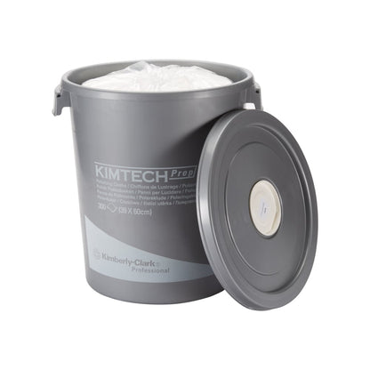 Le seau distributeur de chiffons de polissage Kimtech® de Kimberly-Clark GmbH est un seau en plastique gris avec l'inscription "Kimtech Prep", contenant 300 chiffons jetables blancs (29 x 60 cm) pour le nettoyage des surfaces.