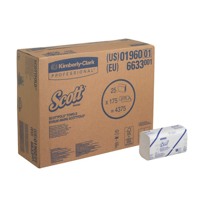 Une grande boîte blanche portant la mention « Scott® SCOTTFOLD* Serviettes » de la société Kimberly-Clark GmbH contient 25 clips de 175 feuilles chacun (25 paquets) de serviettes pliées destinées au séchage hygiénique des mains, sur lesquelles les détails du produit sont clairement visibles.