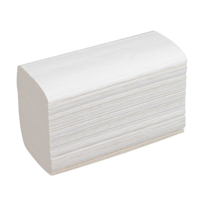 Des essuie-mains blancs Scott® SCOTTFOLD* de Kimberly-Clark GmbH (pliés, format moyen, 25 clips x 175 feuilles), empilés, sont soigneusement disposés sur un fond uni : la solution idéale pour un séchage efficace des mains dans toutes les salles d'eau.
