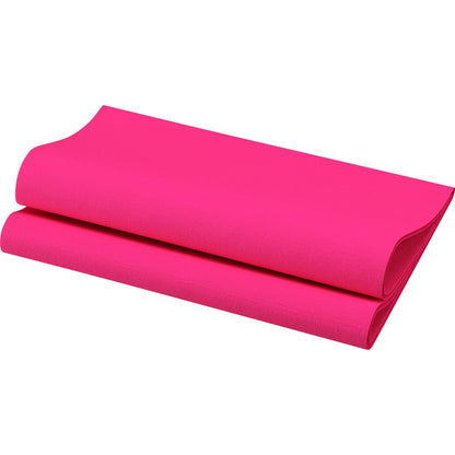 Une serviette Bio-Dunisoft rose vif 40 x 40 cm 1/4 pli de Duni GmbH est pliée en deux et placée sur un fond blanc.