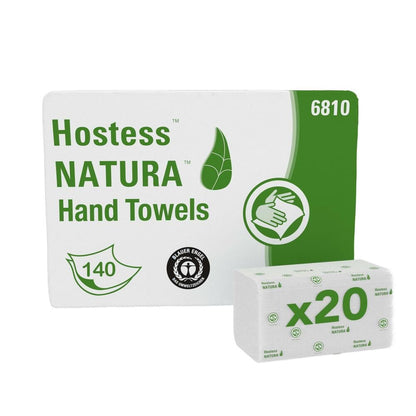 Un paquet de serviettes Hostess™ NATURA™ de Kimberly-Clark GmbH, pliage en C, blanc, emballé en vert et blanc avec le nom du produit, des symboles de main et de serviette, numéro 6810 et "x20" - 20 paquets de 140 feuilles chacun par carton.