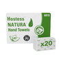 Un paquet de serviettes Hostess™ NATURA™ de Kimberly-Clark GmbH, pliage en C, blanc, emballé en vert et blanc avec le nom du produit, des symboles de main et de serviette, numéro 6810 et "x20" - 20 paquets de 140 feuilles chacun par carton.