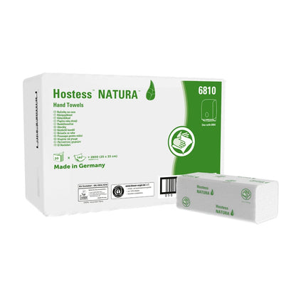 Une boîte blanche de serviettes Hostess™ NATURA™ C-Falz de Kimberly-Clark GmbH est ornée de texte vert et d'un logo de feuille et contient 20 paquets (140 feuilles chacun). Fabriqué en Allemagne, écologique, avec informations sur le produit et instructions d'utilisation sur la boîte.