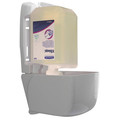 Un distributeur de savon mural blanc avec un couvercle ouvert montre une cartouche transparente de 1 L de lotion lavante douce Kleenex® de Kimberly-Clark GmbH avec un étiquetage clair pour un nettoyage efficace des mains. La boîte contient 6 cartouches.