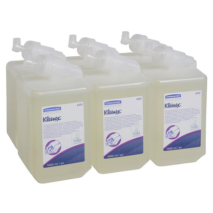 Six cartouches transparentes de 1 litre de lotion lavante douce Kleenex® de Kimberly-Clark GmbH sont disposées en deux rangées, affichant chacune le nom de la marque et les informations sur le produit sur l'étiquette ; l'emballage contient 6 cartouches par boîte.