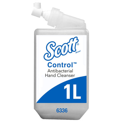 Eine transparente 1-Liter-Kassette Scott® Control™ Antibakterieller Handreiniger von Kimberly-Clark GmbH für die hygienische Handreinigung; geliefert in einem Karton mit 6 Kassetten, die jeweils den Produkt- und Markennamen auf ihrem Etikett tragen.