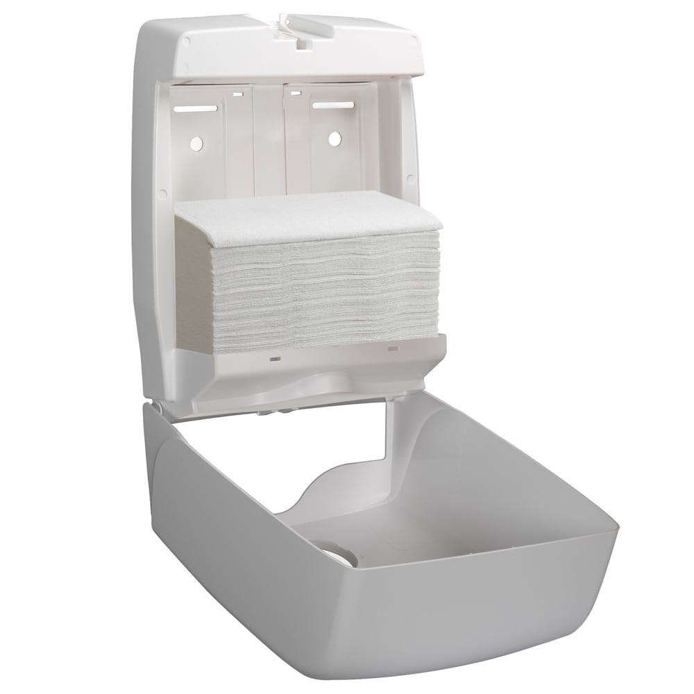 Un distributeur mural blanc s'ouvre et donne accès aux serviettes pliées Scott® CONTROL™ - Blanc (15 clips x 212 feuilles | carton) de Kimberly-Clark GmbH, avec le couvercle inférieur incliné pour faciliter l'accès aux serviettes hygiéniques.