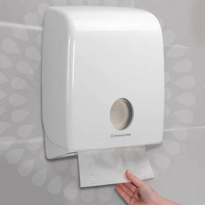 Un distributeur mural blanc de Kimberly-Clark GmbH distribue un seul mouchoir pliant Kleenex® - Blanc/Grand, idéal pour les toilettes très fréquentées. Illustré : 15 paquets x 124 feuilles par carton (15 paquets).