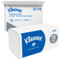 Un paquet de mouchoirs pliants Kleenex® Blanc/Grande boîte de Kimberly-Clark GmbH est placé devant un carton de marque, les deux avec 15 paquets x 124 feuilles par carton (15 paquets), soit un total de 1.860 mouchoirs.