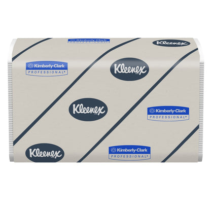 Une pile rectangulaire de serviettes Kleenex® Ultra™ - Interfold / Blanc de Kimberly-Clark GmbH, dans un emballage blanc avec les logos bleus "Kleenex" et "Kimberly-Clark Professional" imprimés à plusieurs reprises. La boîte contient 30 paquets de 94 feuilles chacun.