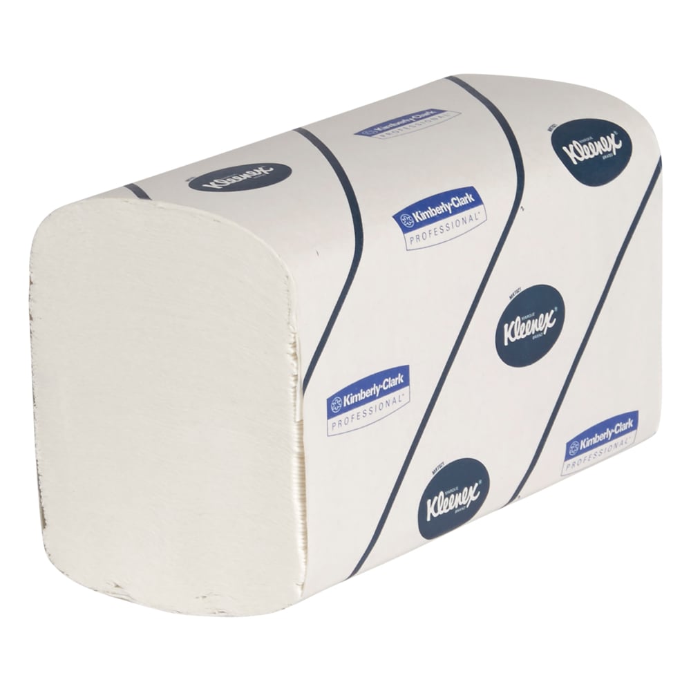 Une pile de serviettes Kleenex® Ultra™ Interfold, grande, blanche, 30 clips x 94 feuilles en carton (30 paquets) de Kimberly-Clark GmbH est visible dans un emballage de marque sur fond blanc.