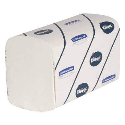 Une pile de serviettes Kleenex® Ultra™ Interfold, grande, blanche, 30 clips x 94 feuilles en carton (30 paquets) de Kimberly-Clark GmbH est visible dans un emballage de marque sur fond blanc.
