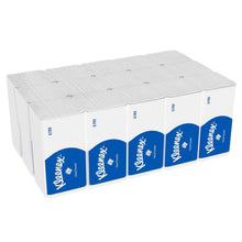 Une boîte contient 15 paquets de mouchoirs pliés Kleenex® Interfold (blanc) de 186 feuilles chacun, de Kimberly-Clark GmbH - des serviettes en papier hygiéniques idéales pour un usage quotidien.