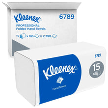 Une boîte de mouchoirs pliés Kleenex® de Kimberly-Clark GmbH (blanc, pliage intermédiaire) contient 15 paquets de 186 feuilles chacun - un total de 2 790 serviettes jetables. Marquage bleu et blanc; carton d'expédition ouvert visible en arrière-plan.