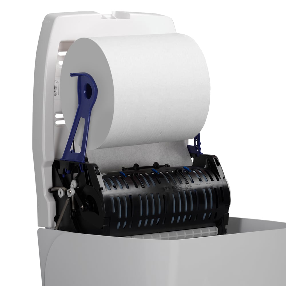 Un gros plan d'un distributeur de serviettes en rouleau Aquarius™ - Blanc de Kimberly-Clark GmbH ouvert, montrant un grand rouleau de serviettes en papier et le mécanisme de distribution noir et bleu - idéal pour la distribution hygiénique de serviettes dans les espaces publics.