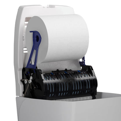 Un gros plan d'un distributeur de serviettes en rouleau Aquarius™ - Blanc de Kimberly-Clark GmbH ouvert, montrant un grand rouleau de serviettes en papier et le mécanisme de distribution noir et bleu - idéal pour la distribution hygiénique de serviettes dans les espaces publics.