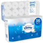 Ein Karton der Kimberly-Clark GmbH mit sechs Packungen Kleenex® Toilettenpapier mit jeweils 6 weißen Rollen (350 Blatt pro Rolle), insgesamt 36 Rollen und 12.600 Blatt; die Verpackung ist weiß-blau gestaltet.
