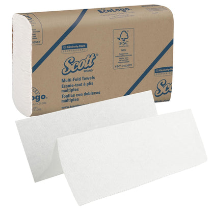 Une boîte de serviettes Scott® - MultiFold, Blanc, Moyen, 16 clips x 250 feuilles de Kimberly-Clark GmbH; illustrée avec deux serviettes blanches non pliées - idéal pour un séchage des mains hygiénique.