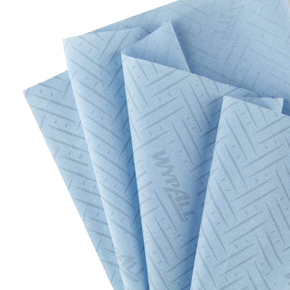 Sechs blaue, 1-lagige WypAll® L10 Papierwischtücher von Kimberly-Clark GmbH für Lebensmittel & Hygiene, Zentralentnahme, sind überlappend zu sehen - mit feinem diagonalen Linienmuster und Markennamen.