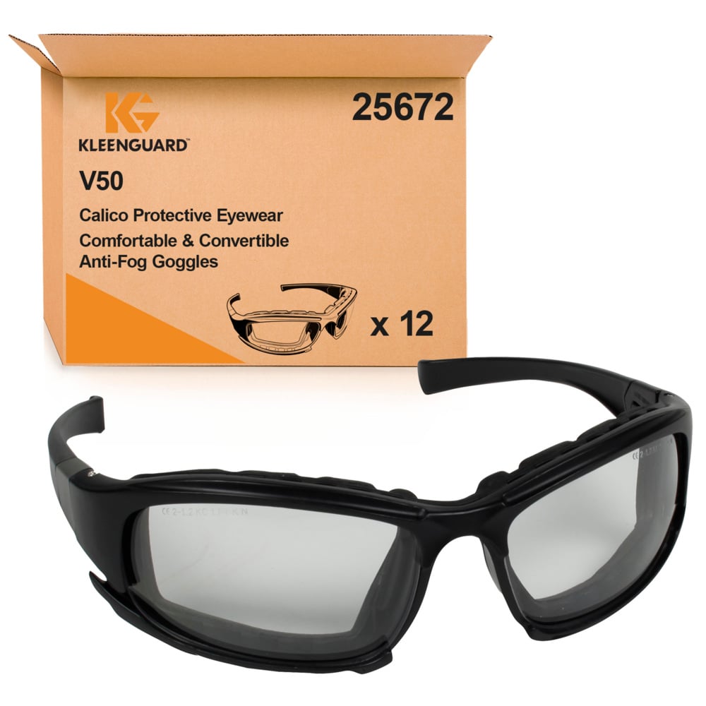 Ein Karton mit der Aufschrift "Auslaufartikel: KleenGuard® V50 Calico™ Schutzbrille - Beschlagfrei-Beschichtung / Transparent - 1 Karton x 12" der Kimberly-Clark GmbH ist mit einer schwarzen Schutzbrille davor abgebildet.