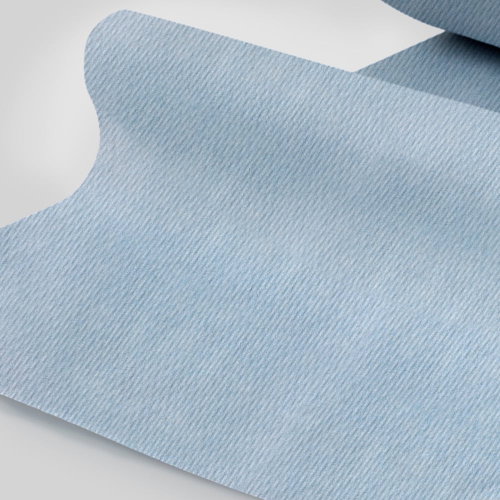 Un gros plan du papier essuie-tout WypAll® L10 pour surfaces - grand rouleau (38,00 cm x 23,50 cm) de Kimberly-Clark GmbH, bleu clair avec une structure de rayures diagonales subtiles, partiellement déroulé sur une surface plane.