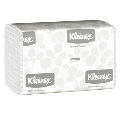 Une pile de serviettes Kleenex® - MultiFold en blanc, emballée par Kimberly-Clark GmbH (16 paquets x 150 feuilles), avec un emballage de marque à motif de feuilles portant l'inscription "Multi-Fold Towels" - parfait pour les salles de bain.