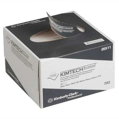 Une boîte distributrice Kimtech® Science de lingettes de précision blanche et grise de Kimberly-Clark GmbH (petite, 30 boîtes x 286 lingettes) est illustrée avec une lingette partiellement tirée, affichant la marque et les informations sur le produit.