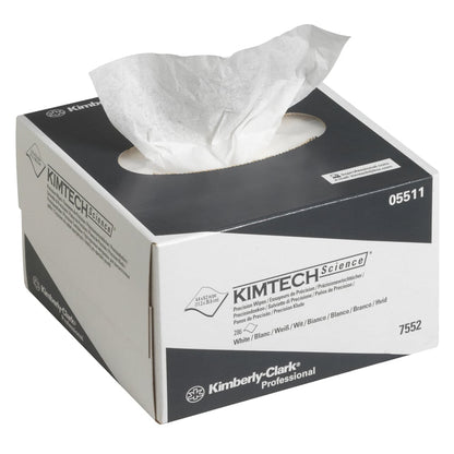 Une boîte rectangulaire blanche de lingettes de précision Kimtech® Science (Kimberly-Clark GmbH) avec une lingette sans peluches partiellement tirée ; idéale pour le nettoyage dans les laboratoires. Les spécifications du produit et la marque apparaissent sur la petite boîte distributrice de 286 feuilles.
